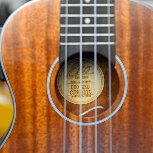 Ukulele EKO Serie Duo Concerto Mogano, elettrificato, con equalizzatore e tuner