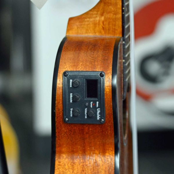 Ukulele EKO Serie Duo Concerto Mogano, elettrificato, con equalizzatore e tuner